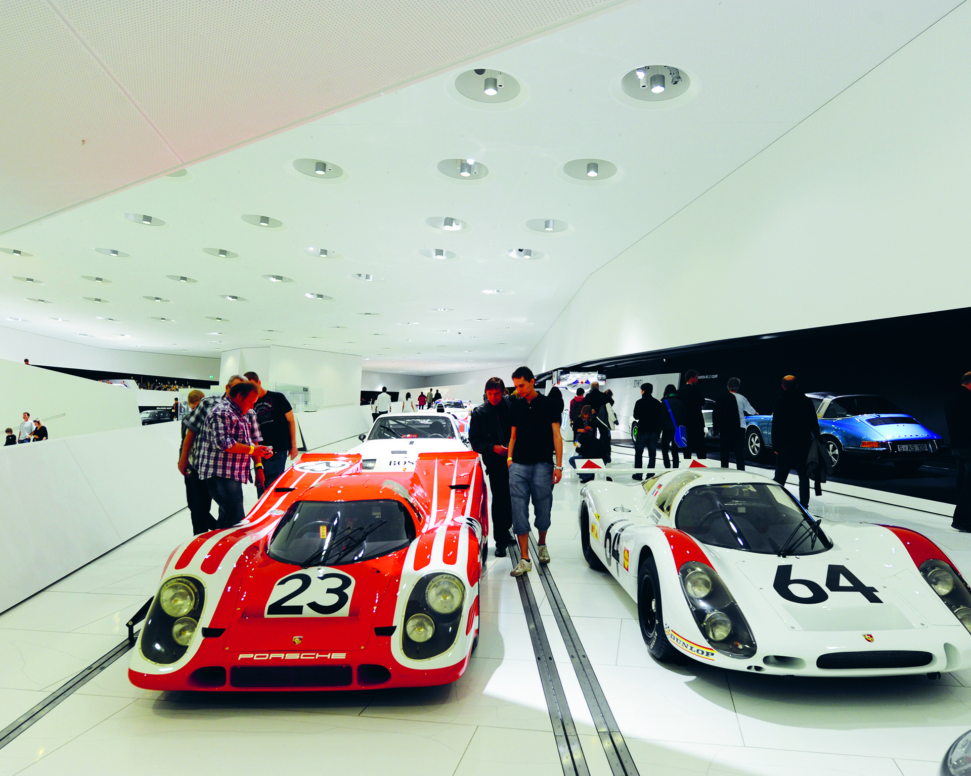 Besucher entdecken das Porschemuseum Stuttgart Lange Nacht der Museen- Porschemueum